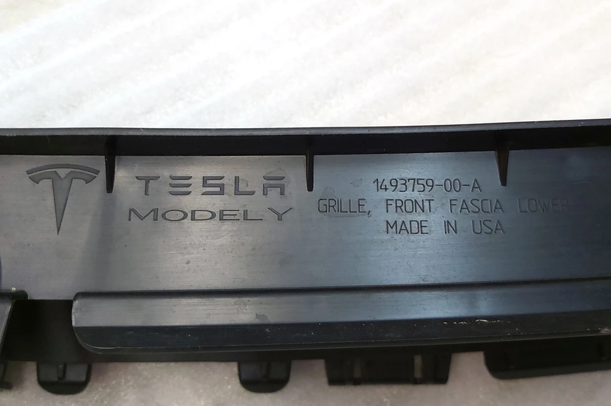 Решітка декоративна передня Tesla Model Y 1493759-00-A