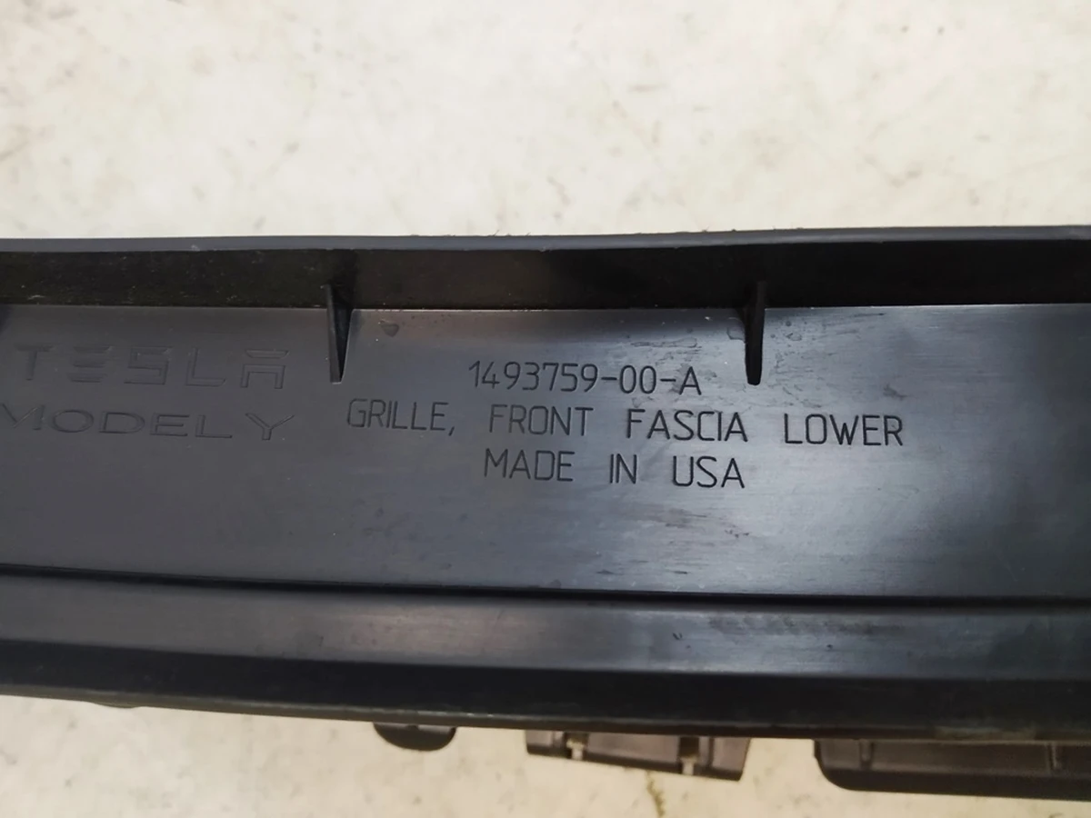 1 Решітка декоративна передня Tesla Model Y 1493759-00-A
