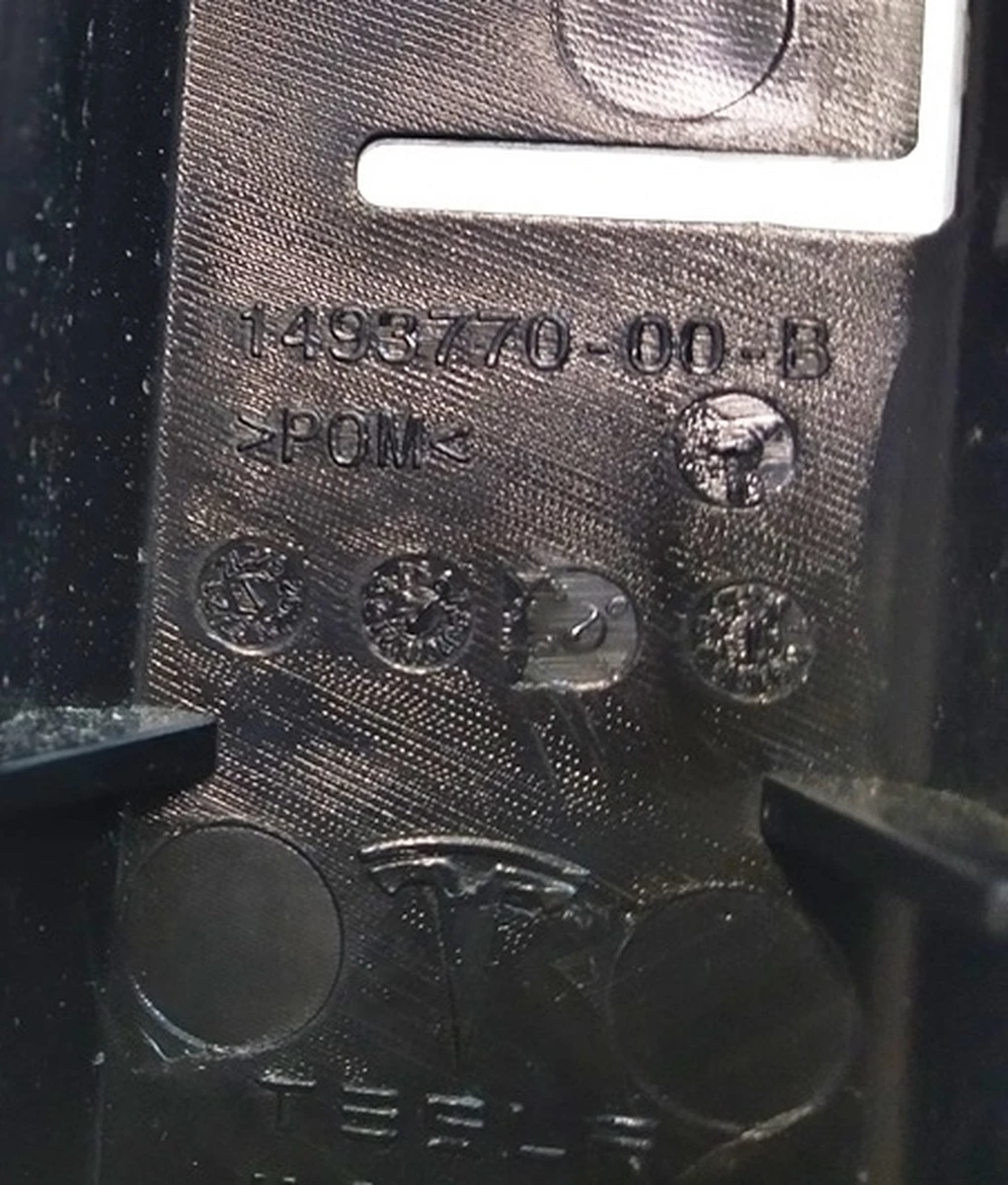 3 Кронштейн направляющая бампер крыло левый Tesla Model Y 1493770-00-B