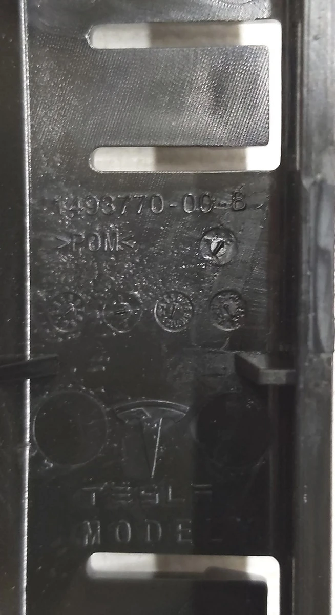 Mounting bracket guide bumper/wing left NEW Tesla model Y 1493770-00-B