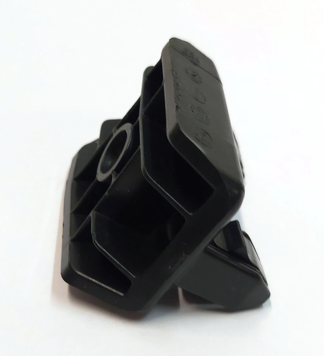 Кронштейн крила переднього правого Tesla model Y 1493773-00-B