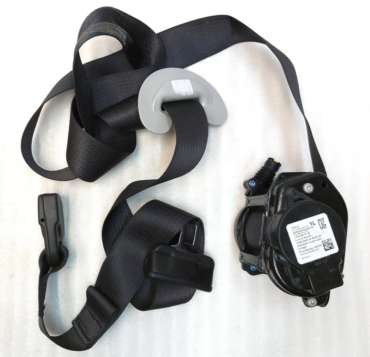 1 Ремінь безпеки передній лівий водійський (під відновлення) Tesla model Y 1493782-01-C