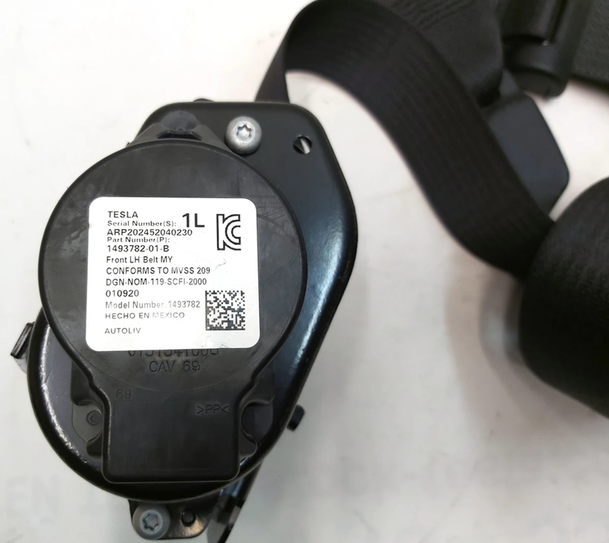 1 1R RETRACTOR ASSY, LH, NA BLK substandard Tesla model Y