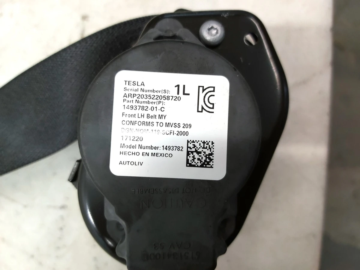 1 Ремінь безпеки передній лівий водійський Tesla model Y 1493782-01-C