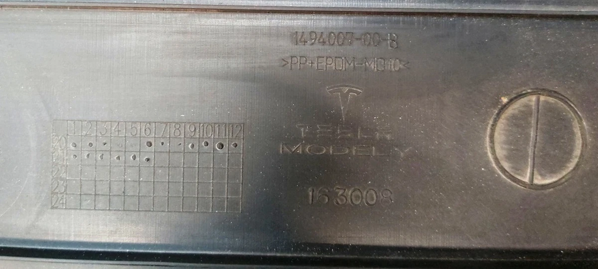 1 Diffuser rear lower bumper damaged Tesla model Y 1494007-00-A