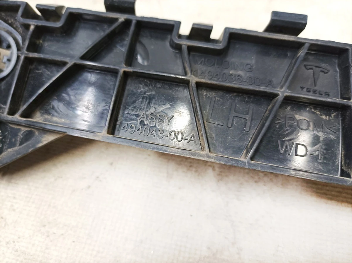 10 Rear bumper mounting bracket left with damage Tesla Model Y 1494043-00-A