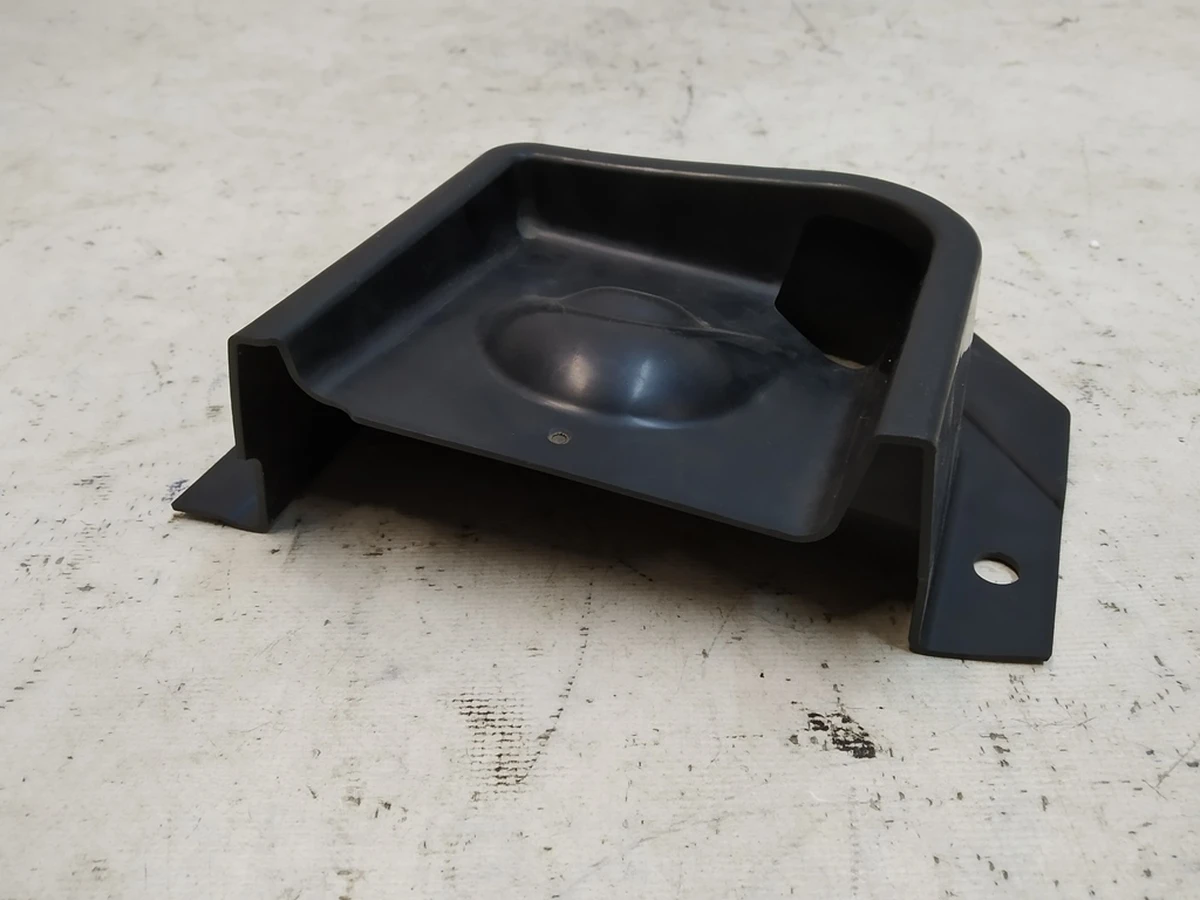 4 Накладка стакана амортизатора правого Tesla Model Y, Model Y Feb 2025 1494084-00-A