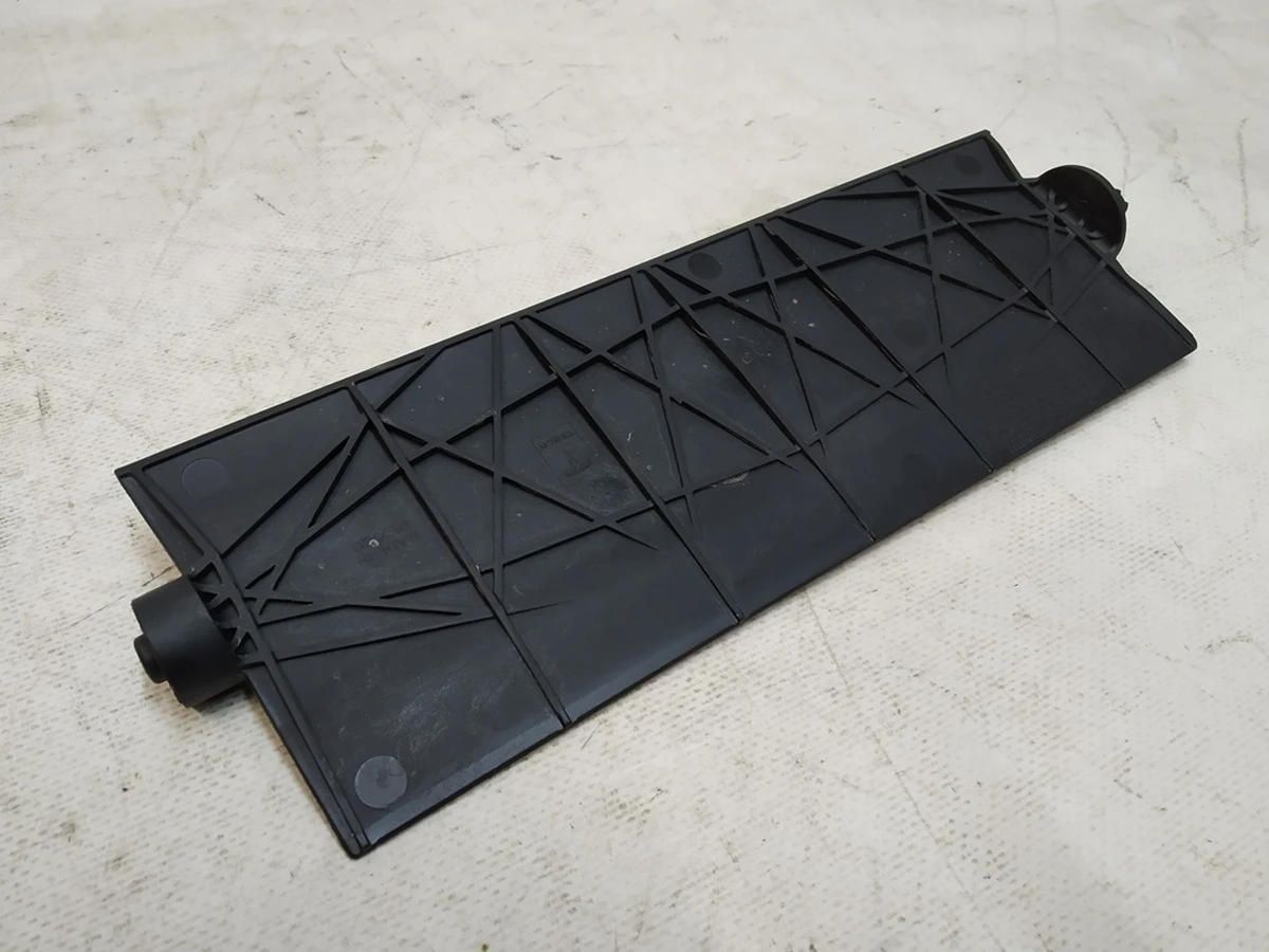 5 Лопать права люверси центральної Tesla Model Y 1494159-00-C