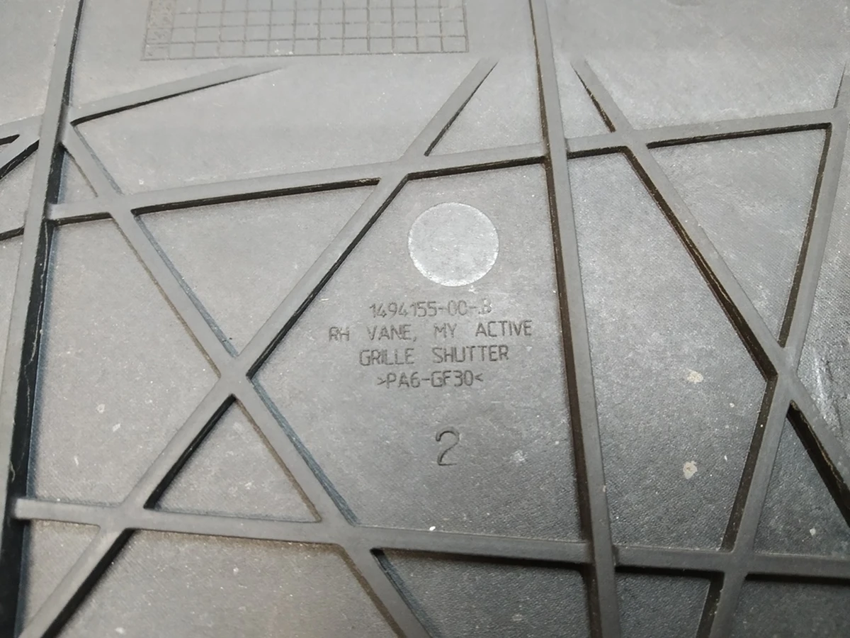 5 Лопать права люверси центральної Tesla Model Y 1494159-00-C