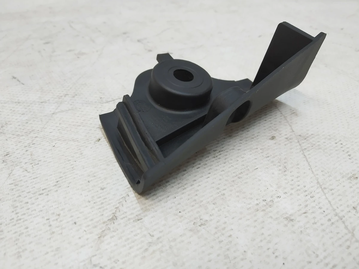 5 Кронштейн лівий кріплення пластини люверса центральної Tesla model Y 1494159-00-C