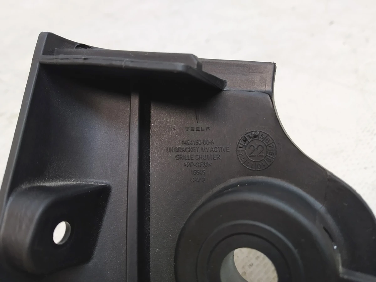 5 Кронштейн лівий кріплення пластини люверса центральної Tesla model Y 1494159-00-C
