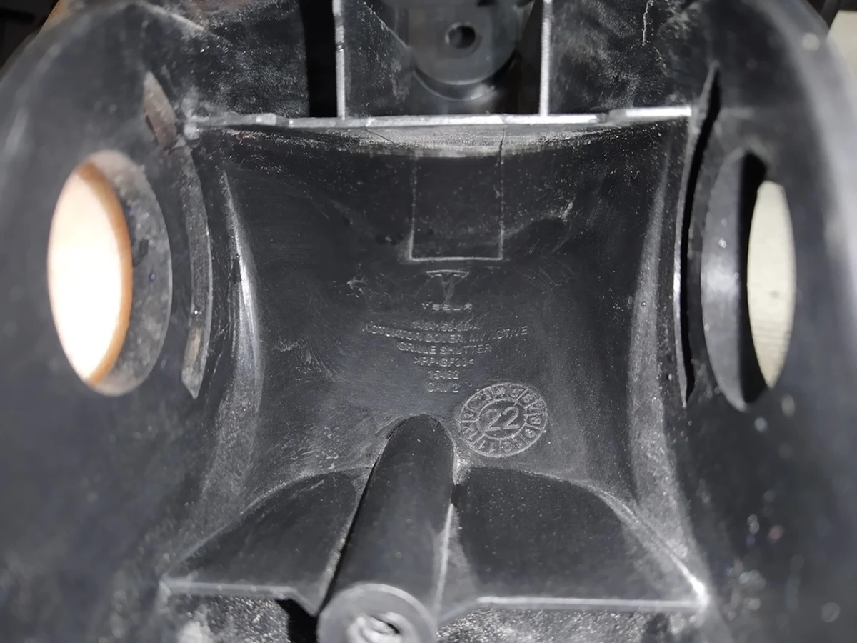 1 Накладка электропривода люверса (повреждение) Tesla Model 3 1559787-00-A