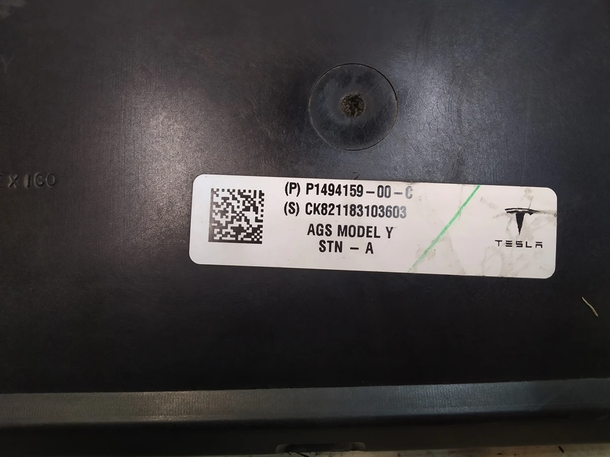 5 Люверс центральний в зборі Tesla Model Y 1494159-00-C