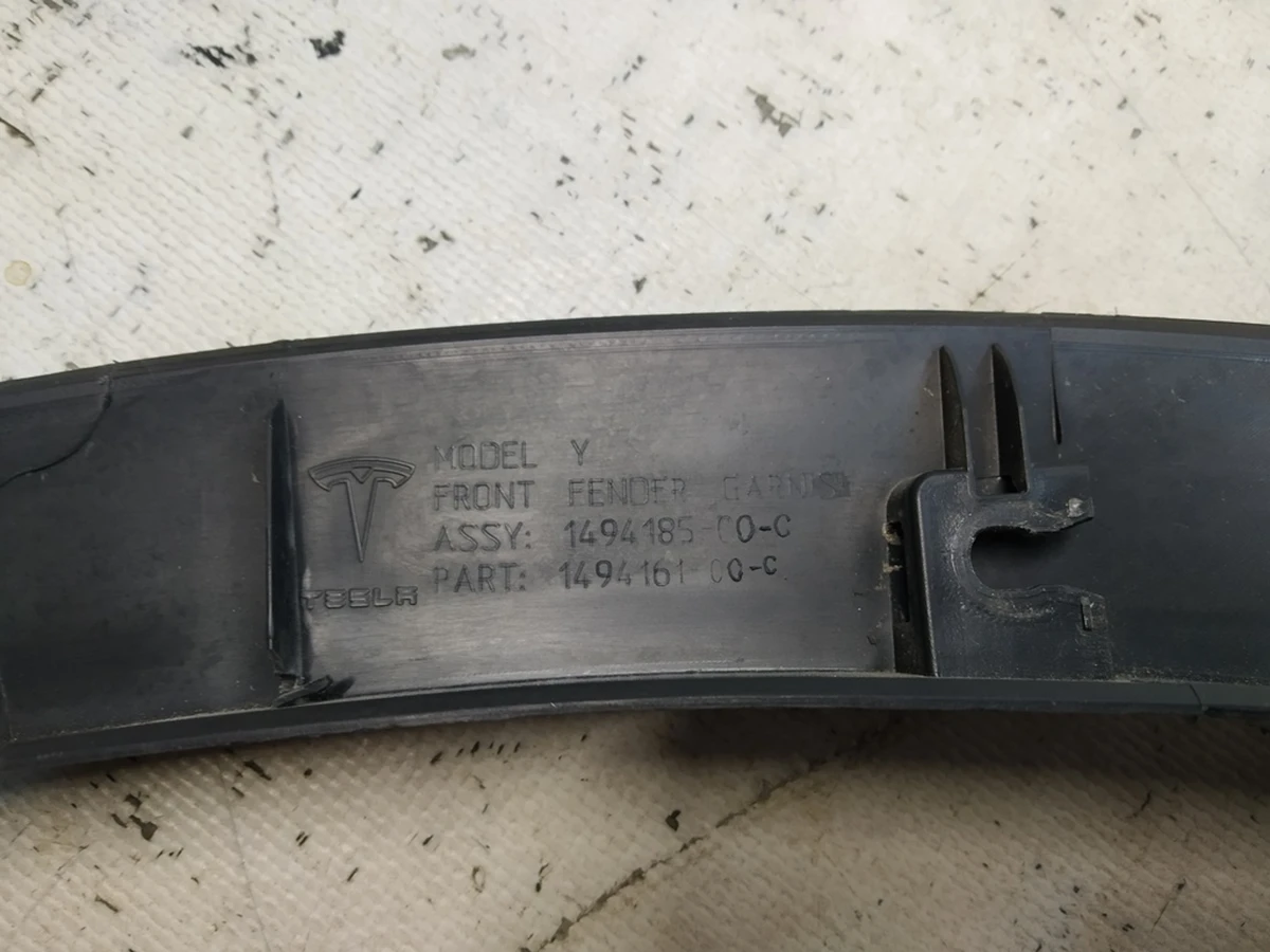 8 Накладка арки крила переднього лівого пластик (пошкоджена) Tesla model Y 1494185-00-C
