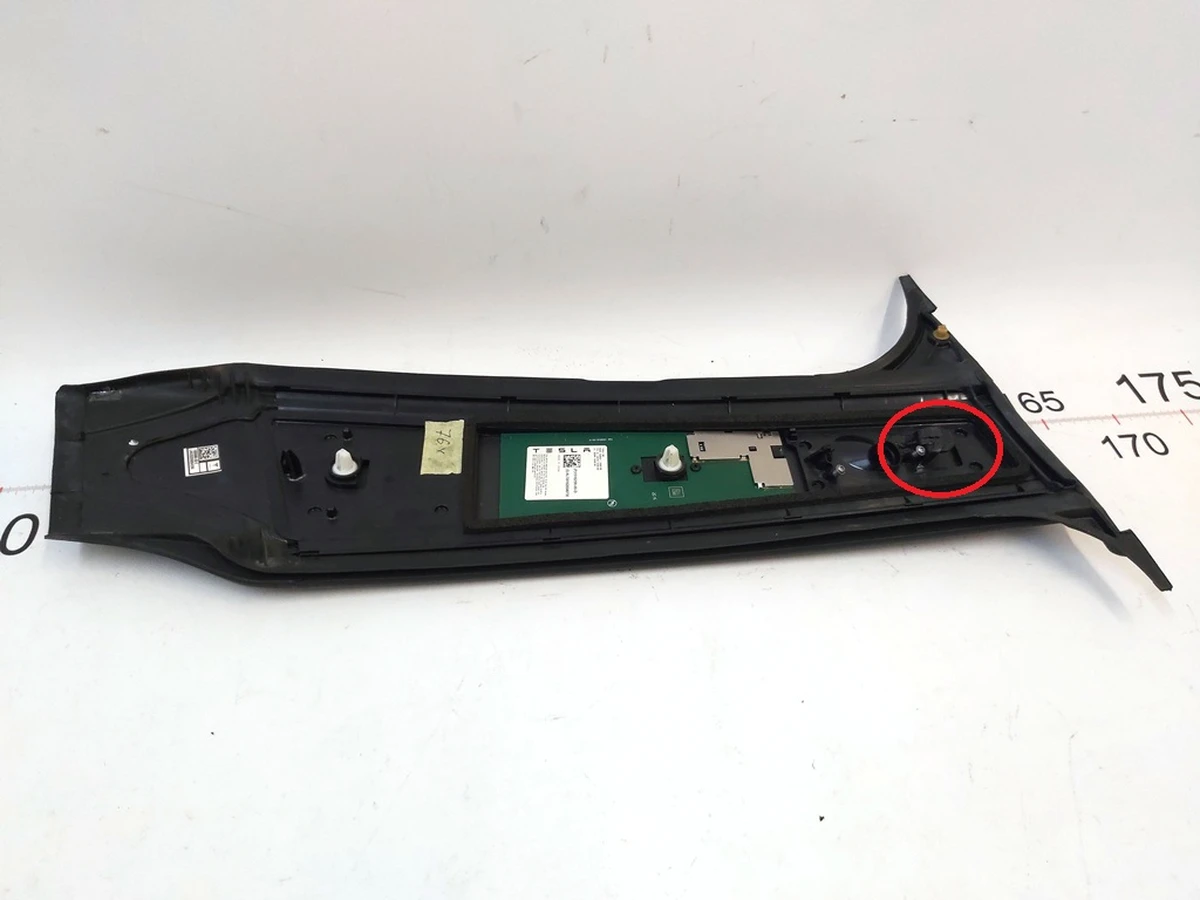 7 B PILLAR APPLIQUE - RIGHT HAND (glass) without a camera, restored Tesla Model Y 1506886-00-H