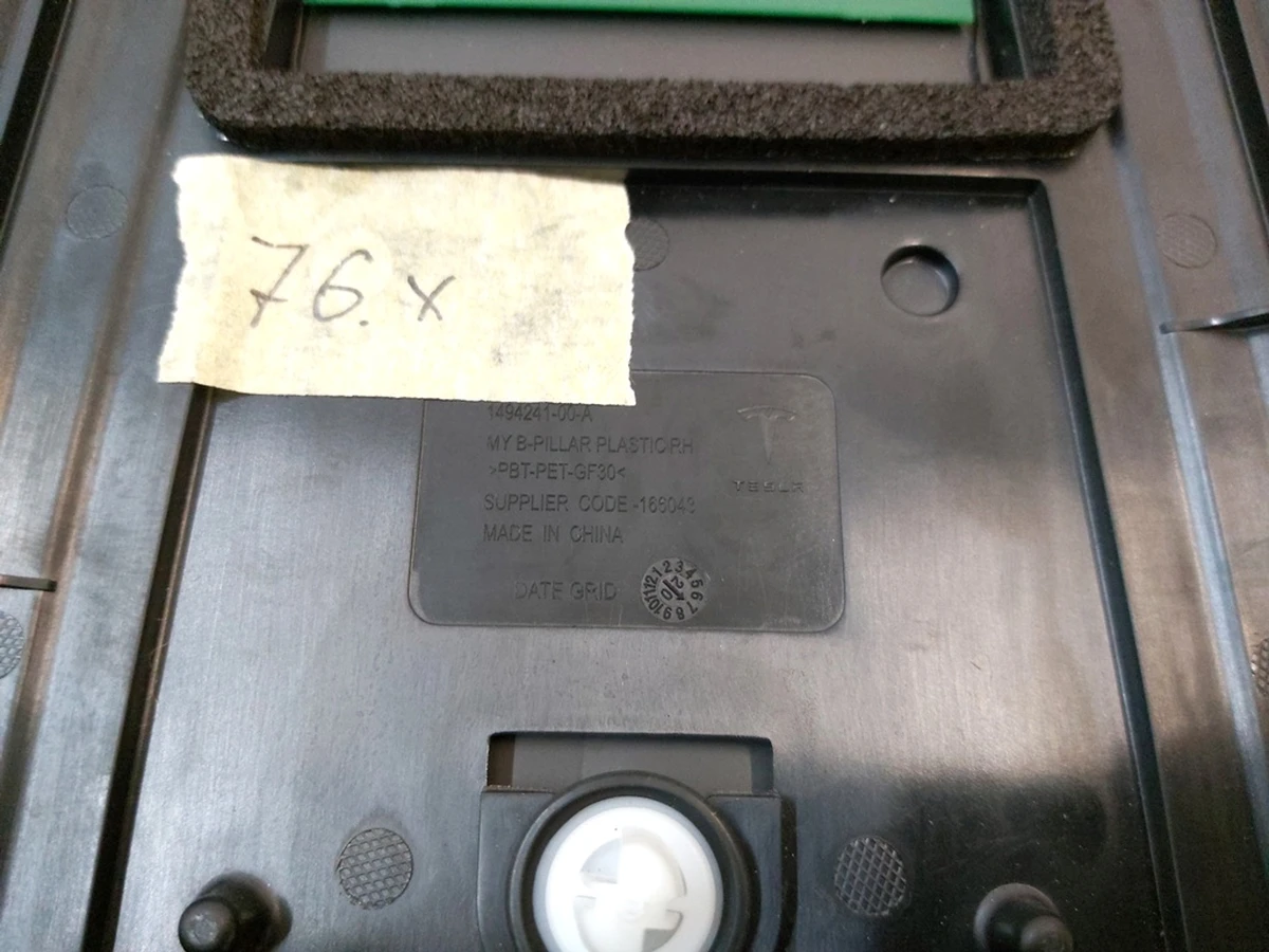 7 B PILLAR APPLIQUE - RIGHT HAND (glass) without a camera, restored Tesla Model Y 1506886-00-H