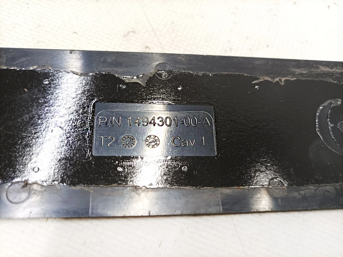 2 Накладка декоративная порога BLACK с повреждением Tesla Model Y 1494301-00-A