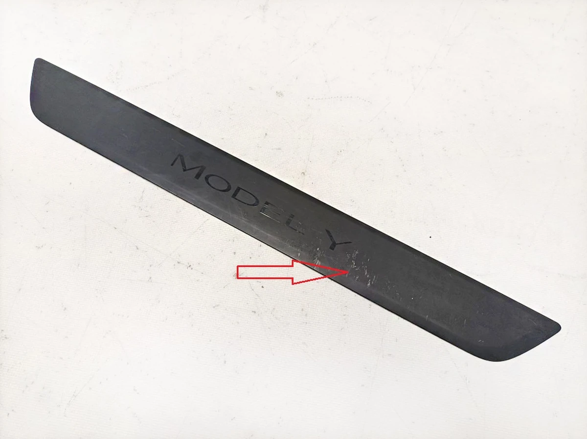 2 Накладка декоративная порога BLACK с повреждением Tesla Model Y 1494301-00-A