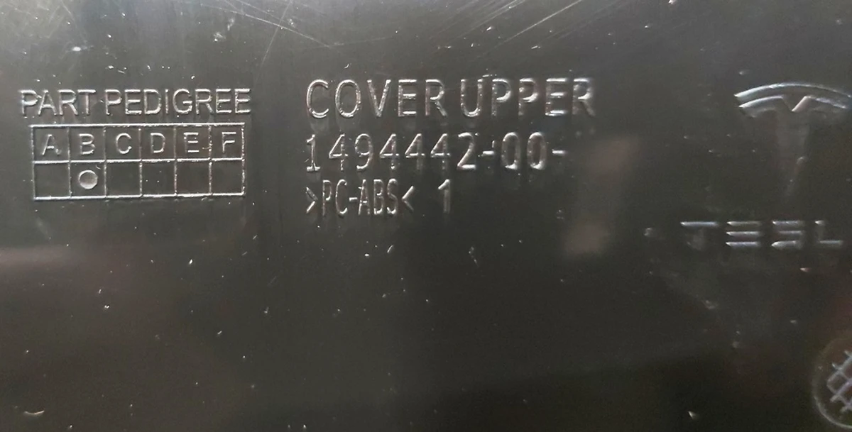 3 Облицовка кронштейна зеркала заднего вида и камеры салона верхняя Tesla model Y 1755687-00-B