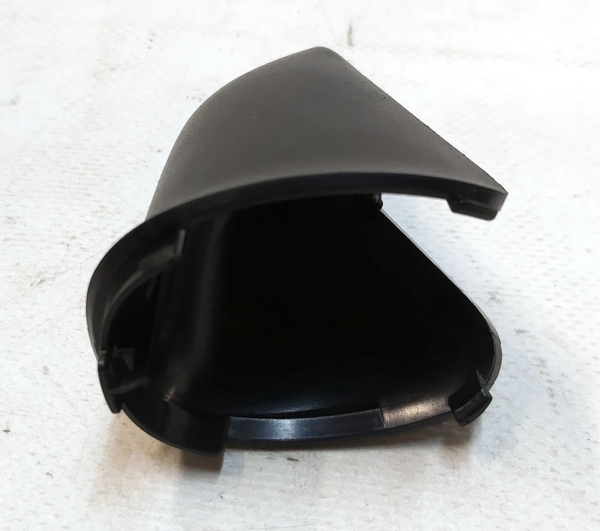 4 Облицовка кронштейна зеркала заднего вида и камеры TRIPLE нижняя Tesla model Y 1494443-00-B