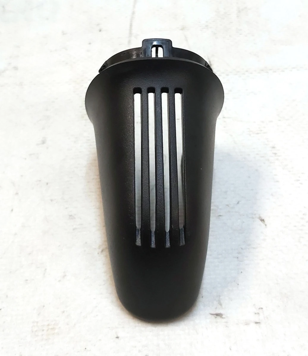 4 Облицовка кронштейна зеркала заднего вида и камеры TRIPLE нижняя Tesla model Y 1494443-00-B