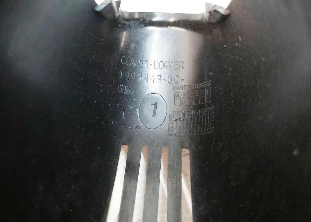 4 Облицовка кронштейна зеркала заднего вида и камеры TRIPLE нижняя Tesla model Y 1494443-00-B