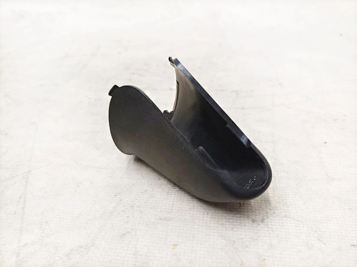 4 Облицювання кронштейна дзеркала заднього виду та камери TRIPLE нижня Tesla model Y 1494443-99-B