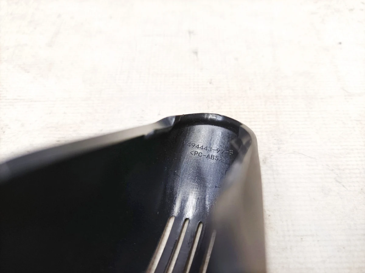 4 Облицювання кронштейна дзеркала заднього виду та камери TRIPLE нижня Tesla model Y 1494443-99-B