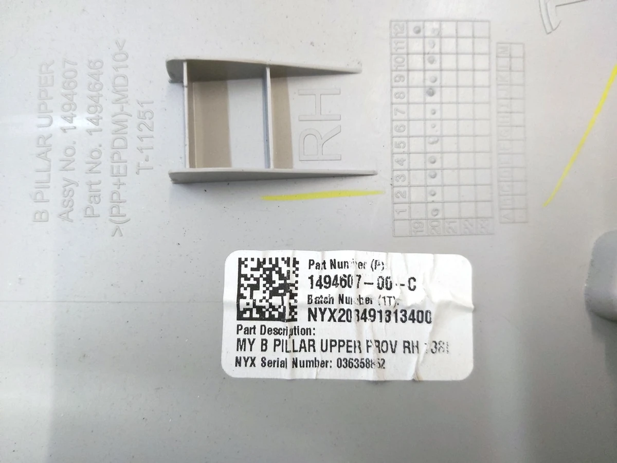 3 Накладка стійки B верхня права Tesla Model Y 1494607-00-F 1626929-02-E  1666821-00-C