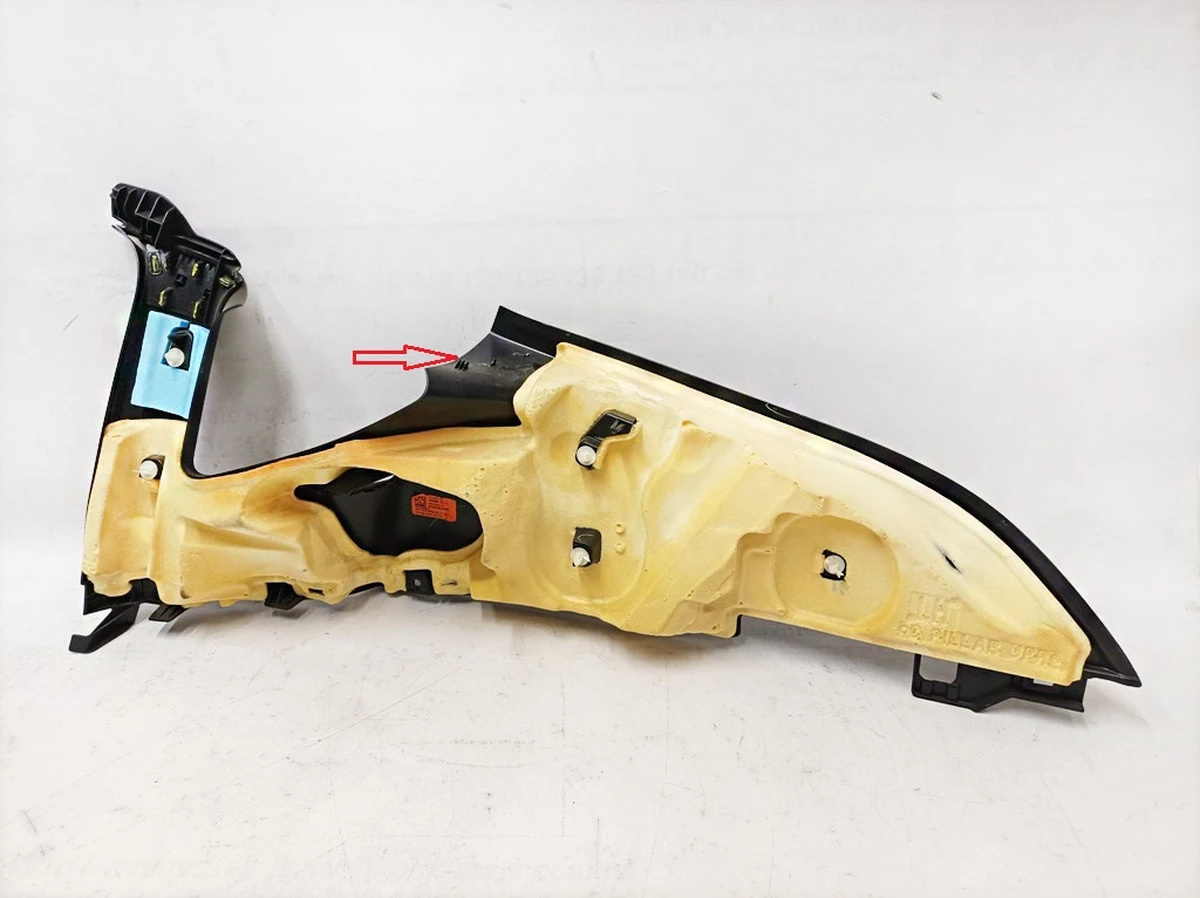 6 Накладка ремня безопасности стойки С левой с повреждением Tesla model Y 1494608-79-A