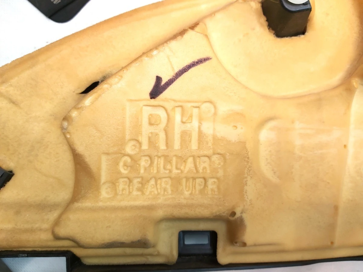 6 Накладка ременя безпеки стійки С правої з ушкодженням Tesla model Y 1494609-79-A