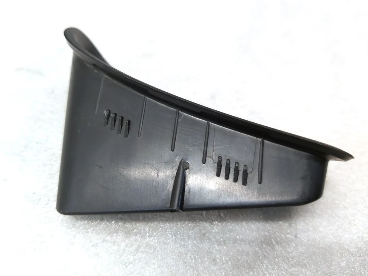 17 Накладка декоративна ременя безпеки 2-го ряду сидінь ліва Tesla Model Y 1494612-00-C