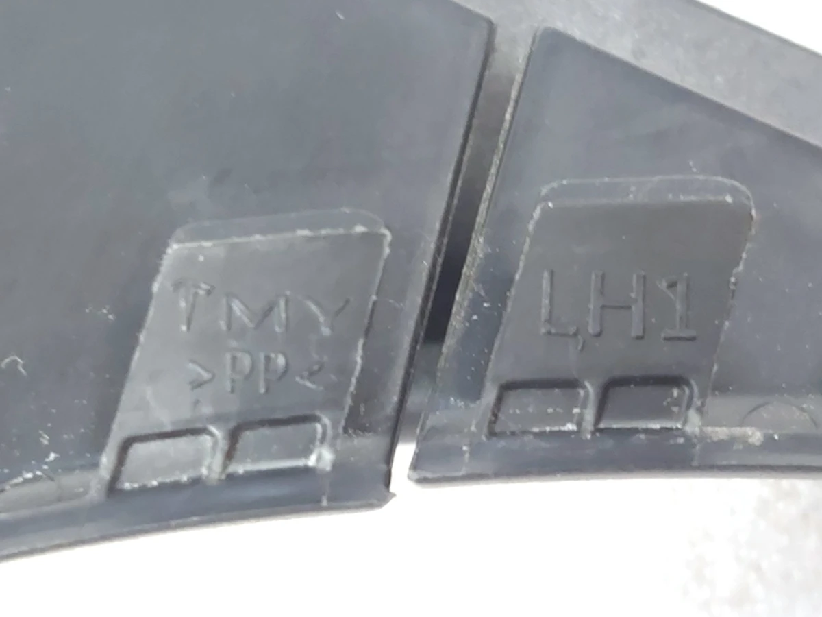 17 Накладка декоративна ременя безпеки 2-го ряду сидінь ліва Tesla Model Y 1494612-00-C