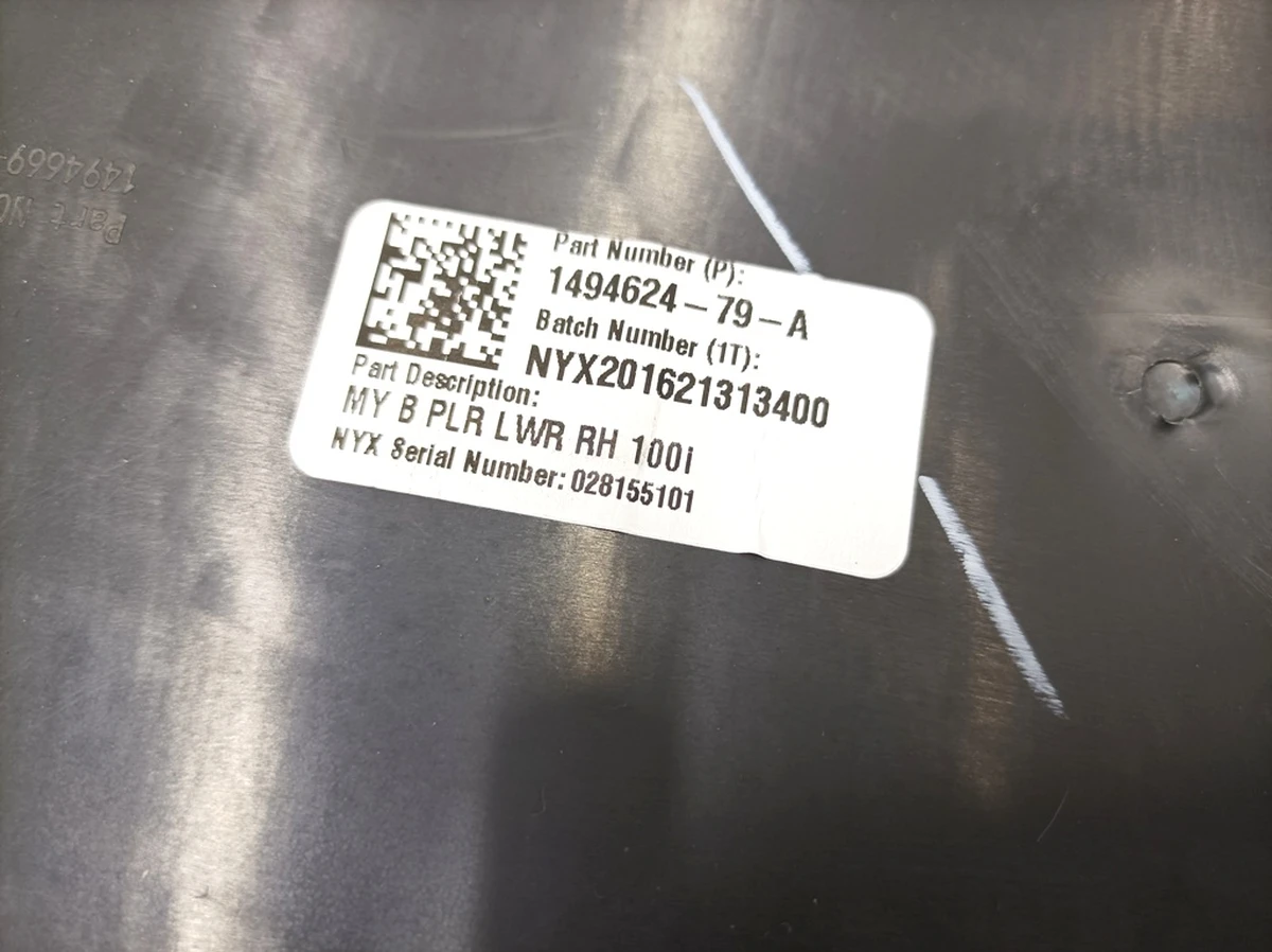 2 Накладка стійки В нижня права Tesla model Y 1494624-00-F