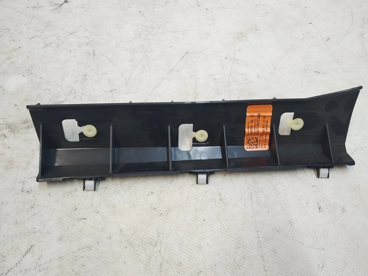 3 LIFTGATE SIDETRIM BRACKT LH Tesla Model Y 1628707-00-A