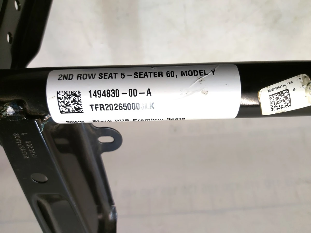 1 Спинка сидіння 2-го ряду подвійна PUR BLK у зборі з підголовниками та центральним підлокітником Tesla Model Y 3907891-01-A