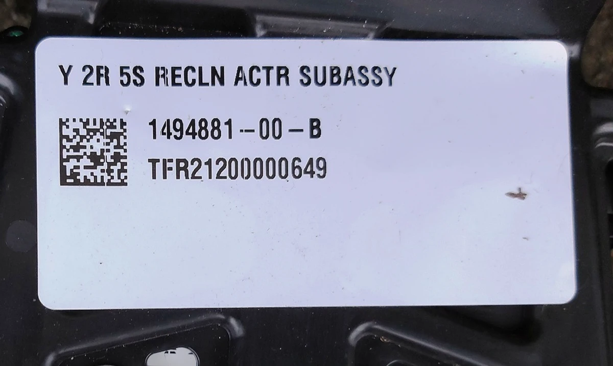 1 Спинка сидіння 2-го ряду подвійна PUR BLK у зборі з центральним підголівником Tesla model Y 3907891-01-A