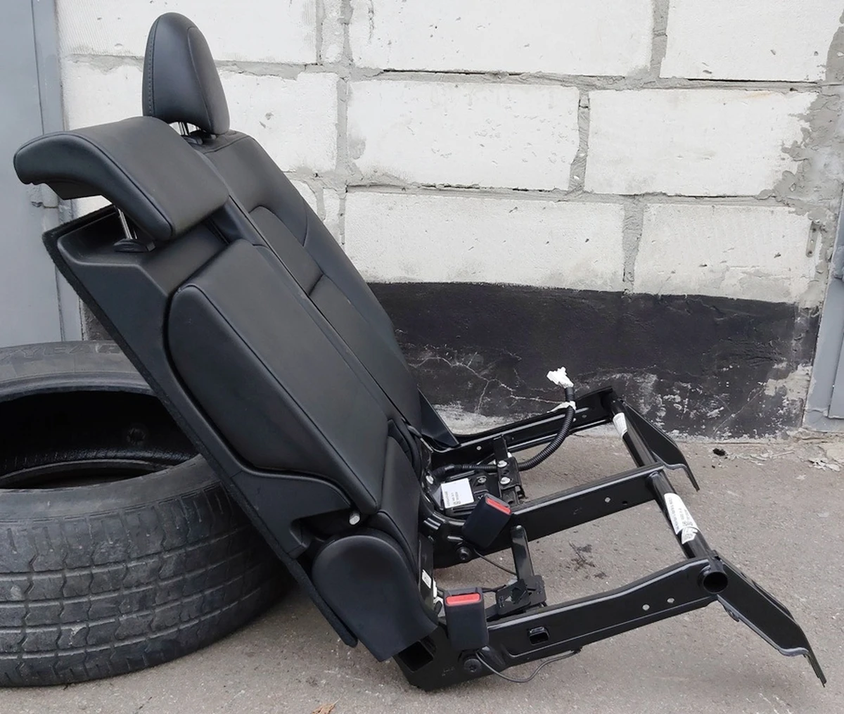 1 Спинка сидіння 2-го ряду подвійна PUR BLK у зборі з центральним підголівником Tesla model Y 3907891-01-A