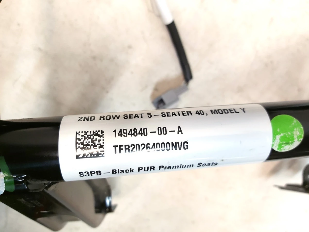 2 Спинка сиденья 2-го ряда одинарная PUR BLK в сборе с центральным подголовником Tesla model Y 3907892-01-A