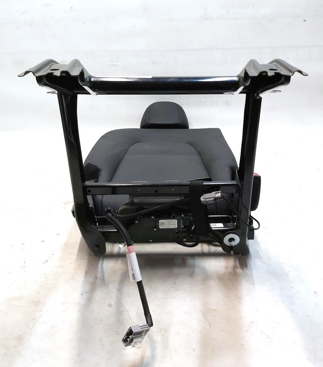 2 NA MY 40 RH SEAT ASY PUR BLK assembly with central headrest Tesla model Y 3907892-01-A