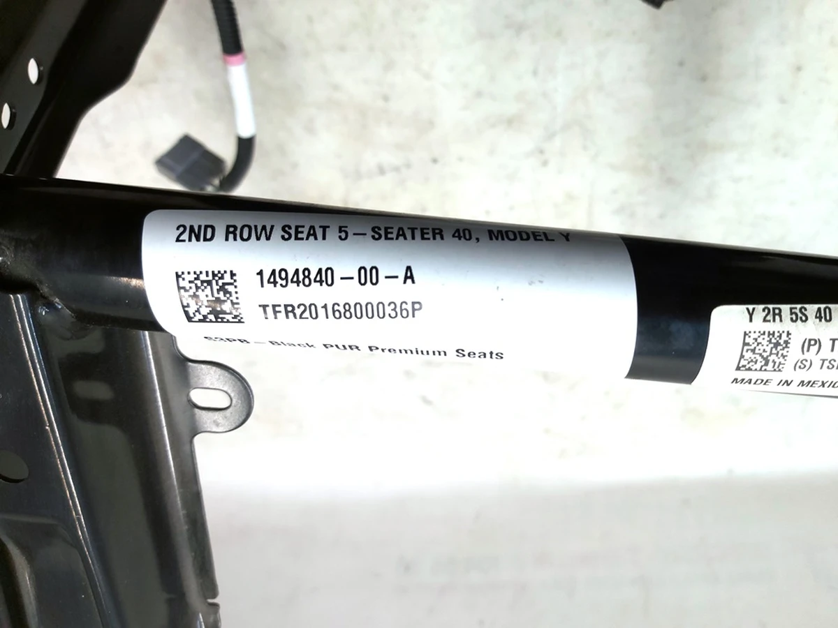 2 Спинка сидіння 2-го ряду одинарна PUR BLK у зборі з підголівником Tesla Model Y 3907892-01-A