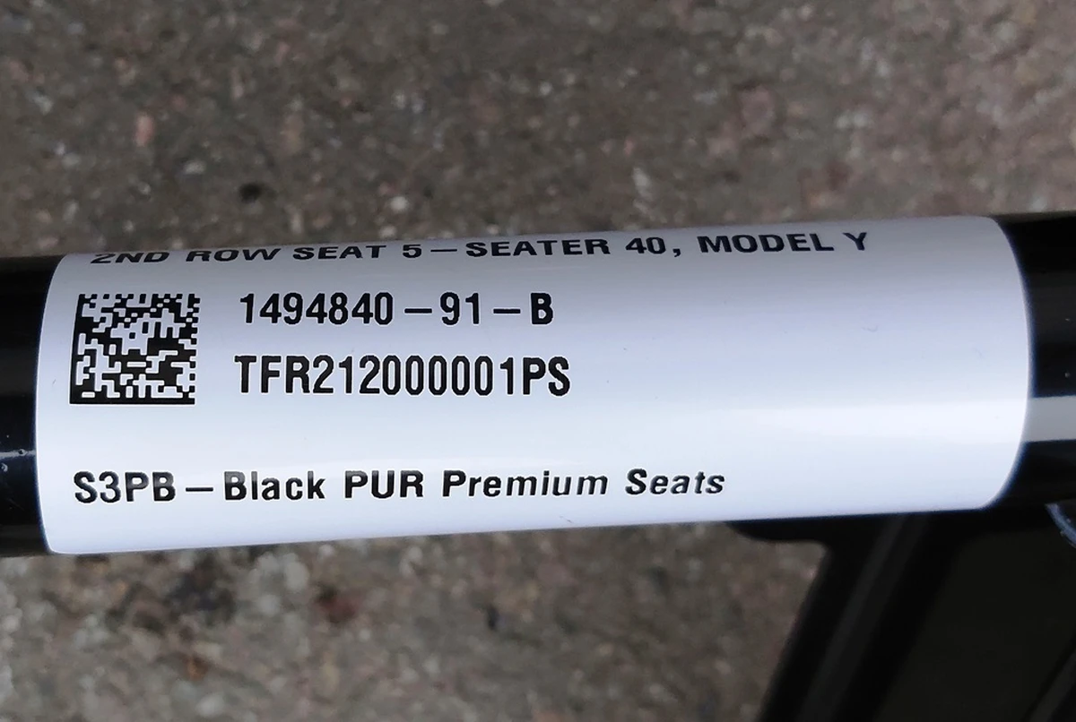 2 NA MY 40 RH SEAT ASY PUR BLK assembly with central headrest Tesla model Y 3907892-01-A