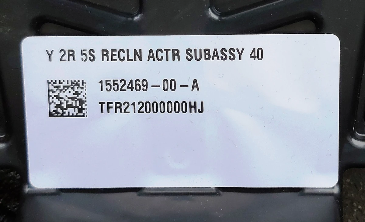 2 NA MY 40 RH SEAT ASY PUR BLK assembly with central headrest Tesla model Y 3907892-01-A