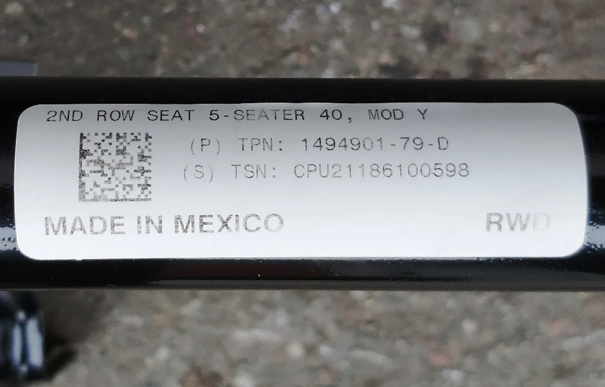 2 NA MY 40 RH SEAT ASY PUR BLK assembly with central headrest Tesla model Y 3907892-01-A