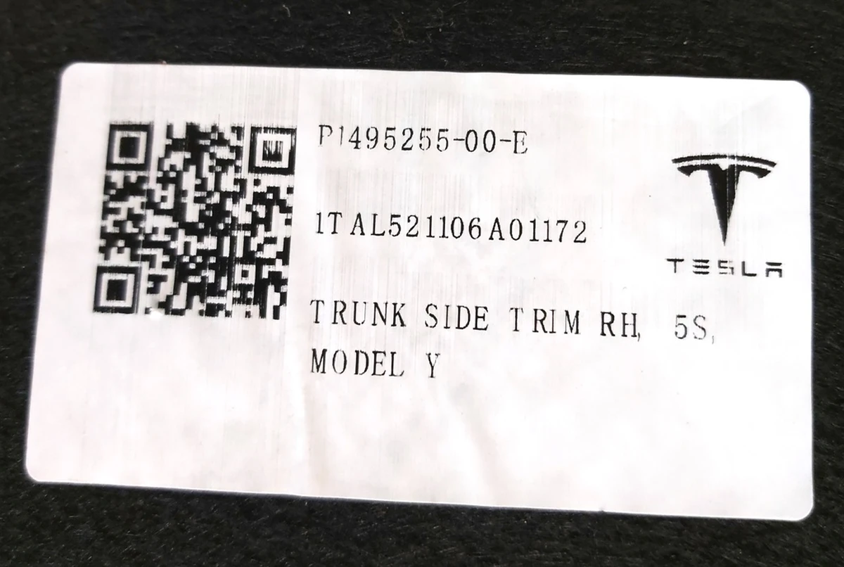 7 Отделка багажника правая под сабвуфер Tesla Model Y 1493079-98-B