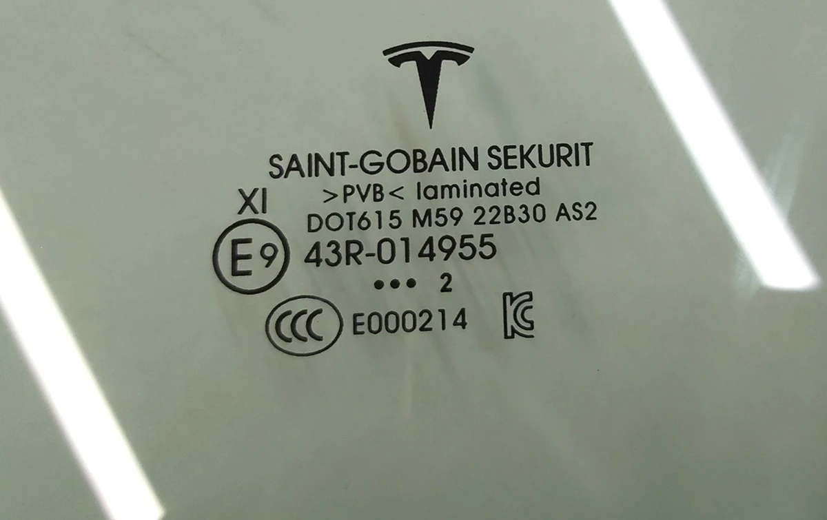 1 DOUBLE FRONT DOOR LEFT GLASS assembly with mounting brackets Tesla model Y 1495508-00-A