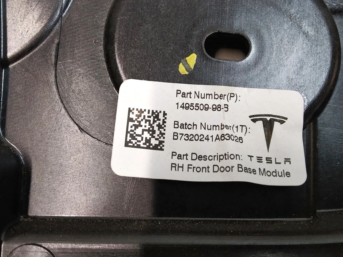 6 Склопідйомник передній правий у зборі Tesla Model Y 1526801-00-E