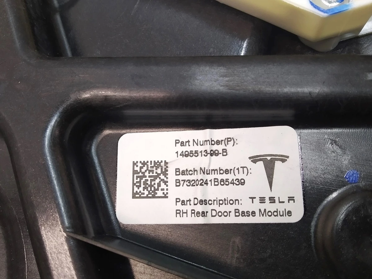 3 Склопідйомник задній правий з моторчиком та механізмом підйому в зборі Tesla Model Y 1526807-00-D, 1526803-00-E