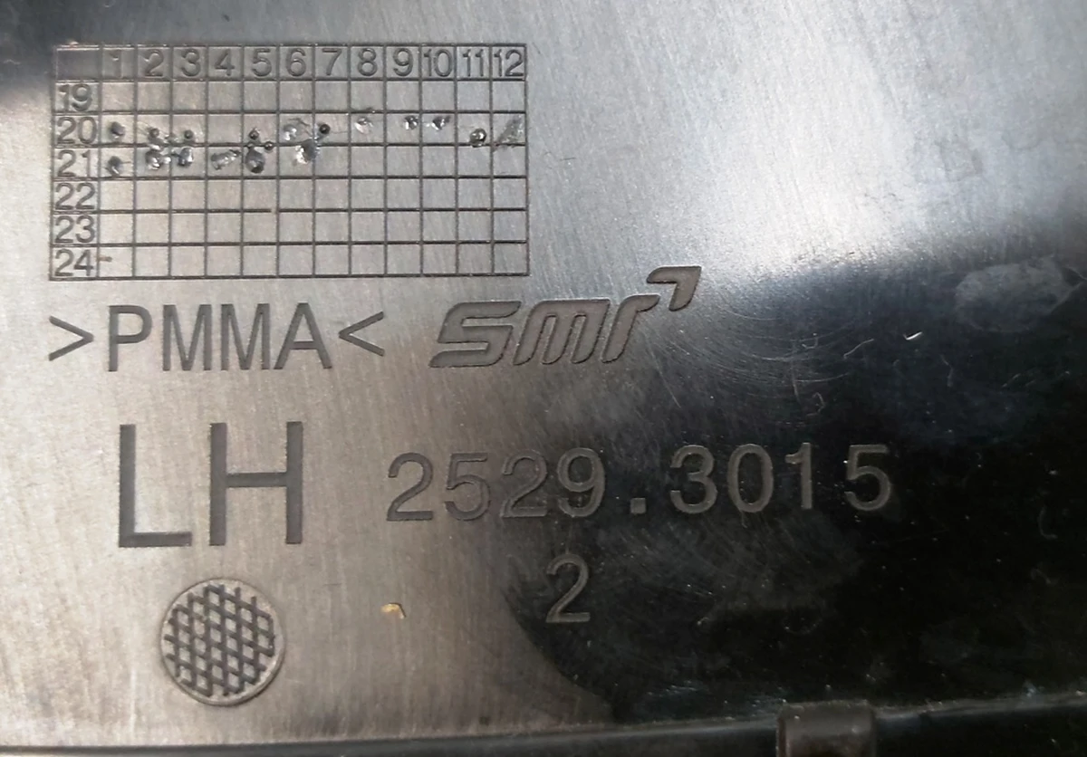 8 Заглушка дзеркала лівого 2529.3015 (трикутник) Tesla Model Y 1495632-00-B