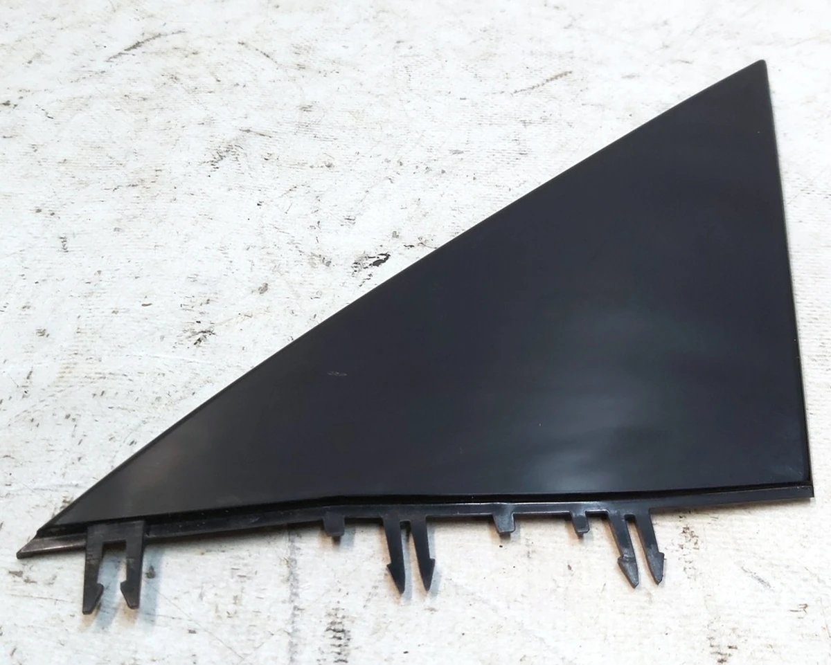 8 Заглушка зеркала левого 2529.3015 (треугольник) Tesla Model Y 1495632-00-B